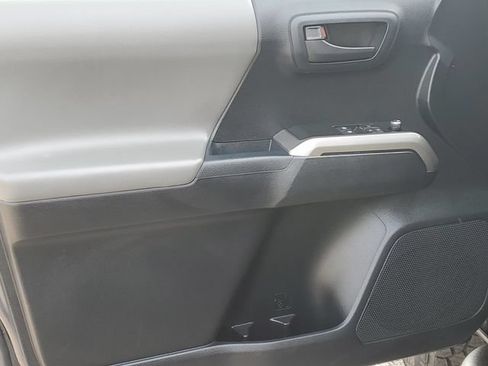 Used 2016 Toyota Tacoma SR5 w/ Towing Package RWD image 18