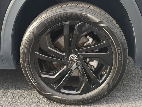 Used 2023 Volkswagen Atlas SE w/ Black Wheel Package image 10