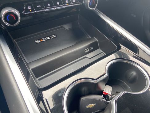 Certified 2025 Chevrolet Suburban Premier image 17