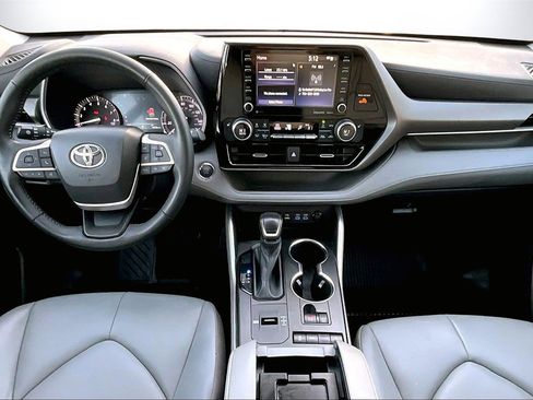 Used 2022 Toyota Highlander XLE image 14