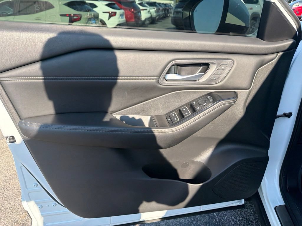 Used 2024 Nissan Rogue SL w/ SL Premium Package FWD image 17