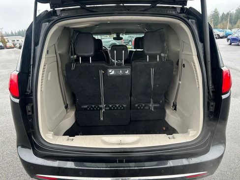 Used 2017 Chrysler Pacifica Touring-L Plus image 31