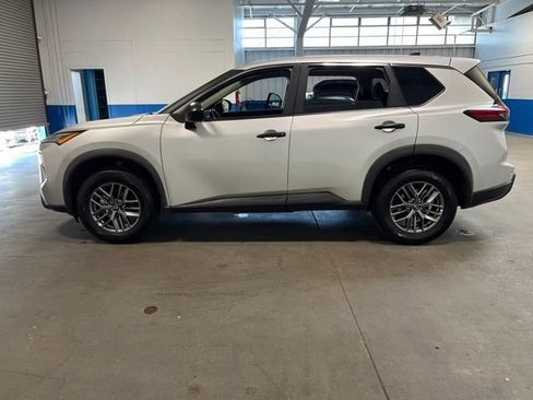 Used 2024 Nissan Rogue S AWD/4WD image 6