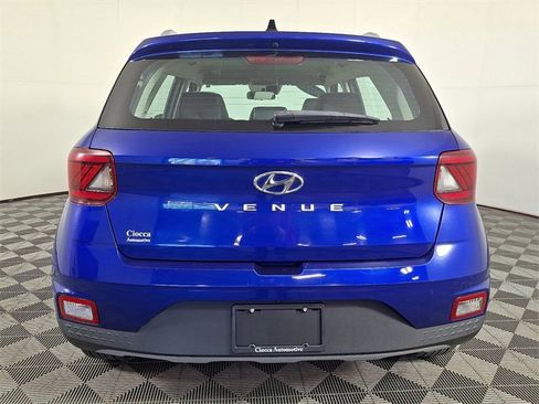 Used 2022 Hyundai Venue Limited image 9