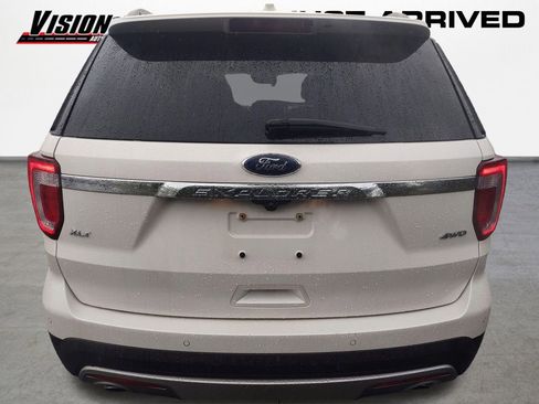 Used 2017 Ford Explorer XLT w/ Equipment Group 202A AWD/4WD image 4