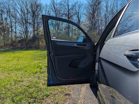 Used 2024 Volkswagen Atlas Cross Sport SE image 9