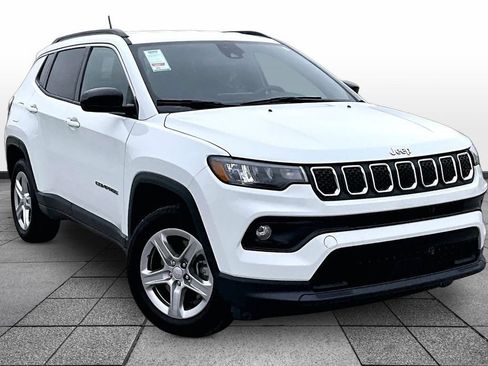 Used 2024 Jeep Compass Latitude AWD/4WD image 2