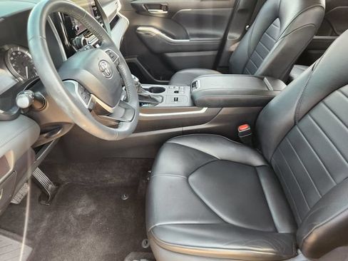 Used 2023 Toyota Highlander XLE FWD image 9