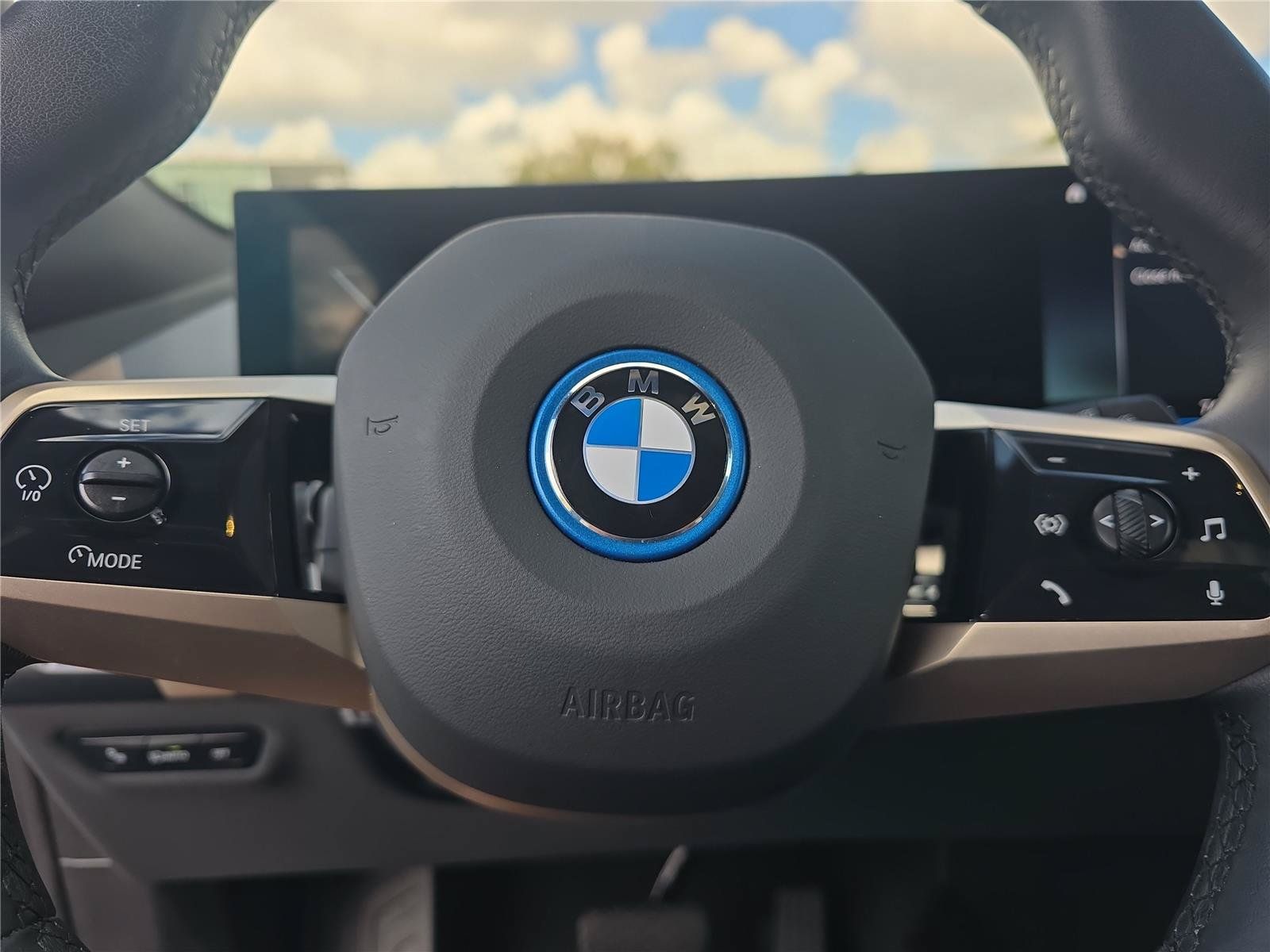 Used 2023 BMW iX xDrive50 w/ Sport Package AWD/4WD image 21