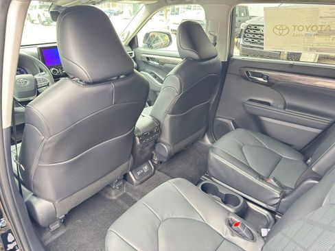 New 2026 Toyota Highlander Platinum image 7