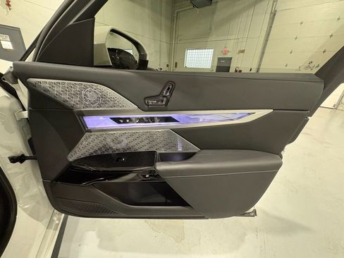 Used 2024 BMW i7 xDrive60 image 47