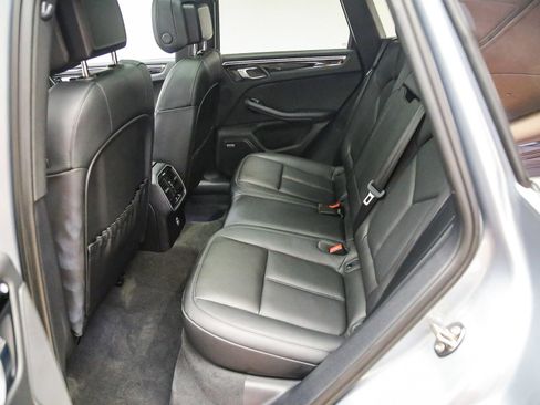 Certified 2022 Porsche Macan AWD/4WD image 23