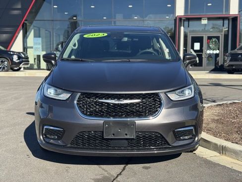 Used 2023 Chrysler Pacifica Touring-L image 6