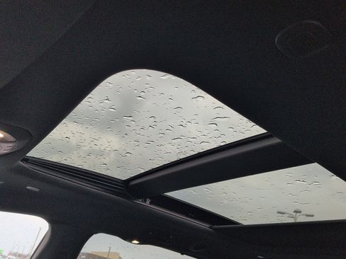 Used 2025 Chrysler Pacifica Limited image 10