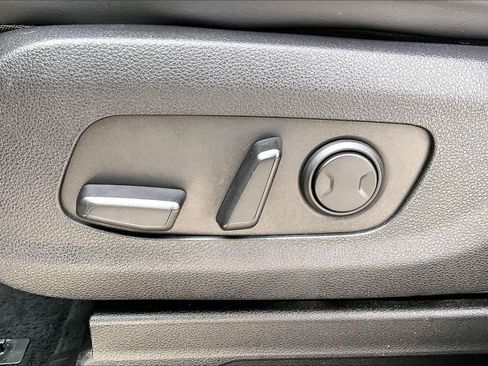 Used 2023 Kia Carnival EX FWD image 30