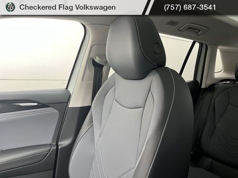 New 2025 Volkswagen Tiguan SE image 46