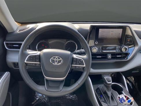 Used 2023 Toyota Highlander LE FWD image 9