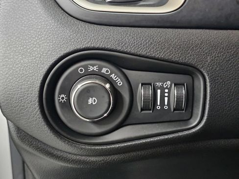 Used 2015 Jeep Renegade Latitude AWD/4WD image 30