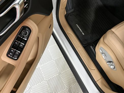 Certified 2025 Porsche Macan image 8