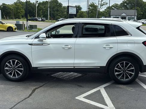 Used 2021 Lincoln Nautilus AWD image 3