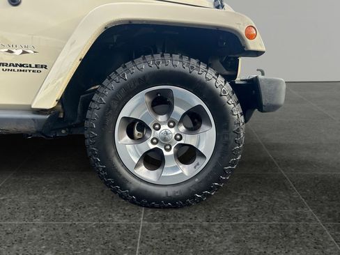 Used 2017 Jeep Wrangler Unlimited Sahara w/ Max Tow Package image 9