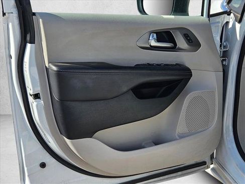 Used 2023 Chrysler Pacifica Touring-L FWD image 9