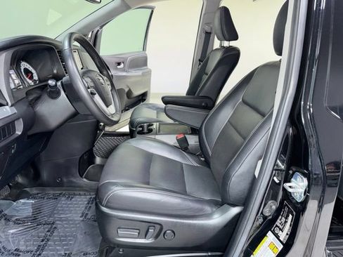 Used 2018 Toyota Sienna SE FWD image 16