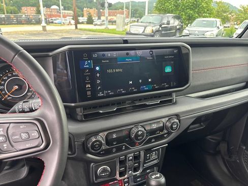 Used 2024 Jeep Wrangler Unlimited Rubicon AWD/4WD image 14