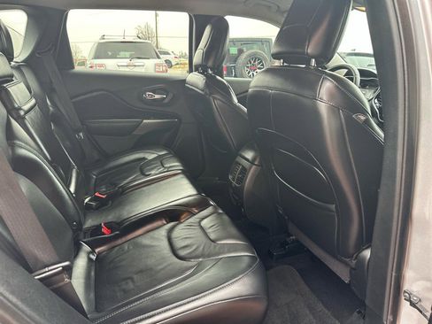 Used 2019 Jeep Cherokee Limited image 6