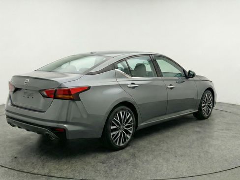 Used 2025 Nissan Altima 2.5 SV FWD image 9