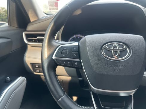 Used 2020 Toyota Highlander LE FWD image 32