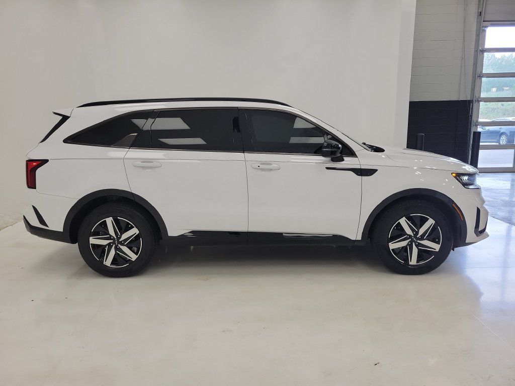 Used 2022 Kia Sorento EX w/ Panoramic Sunroof Package FWD image 4
