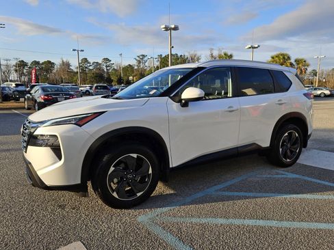 Used 2025 Nissan Rogue SV w/ SV Premium Package image 2