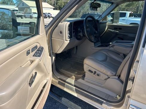 Used 2004 GMC Sierra 2500 SLT w/ Heavy-Duty Power Package image 9