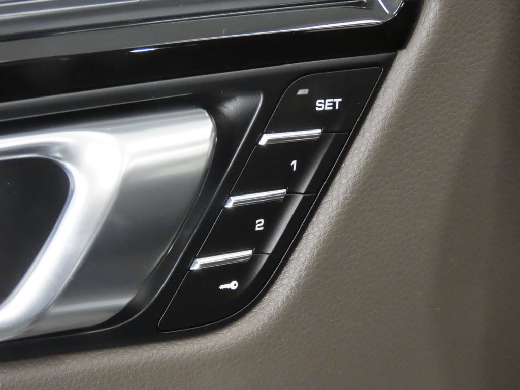 Certified 2026 Porsche Macan AWD/4WD image 36