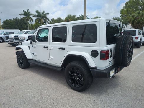Used 2025 Jeep Wrangler Unlimited Sahara AWD/4WD image 8