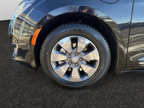 Used 2019 Chrysler Pacifica Limited w/ Advanced Safetytec Group image 15