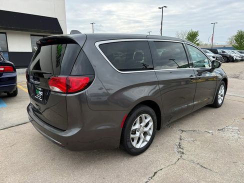 Used 2019 Chrysler Pacifica Touring Plus w/ Tire & Wheel Group FWD image 17