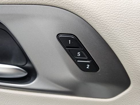 Used 2023 Chrysler Pacifica Touring-L image 32