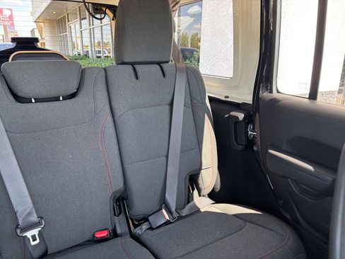 Used 2025 Jeep Wrangler Unlimited Rubicon AWD/4WD image 35