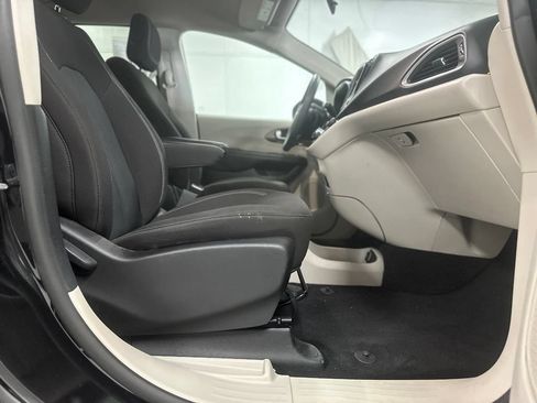 Used 2022 Chrysler Voyager LX FWD image 24