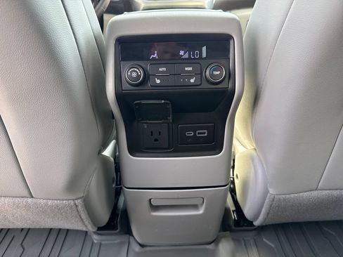 Certified 2023 GMC Acadia SLT w/ Technology Package AWD/4WD image 35
