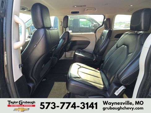Used 2023 Chrysler Pacifica Touring-L FWD image 12