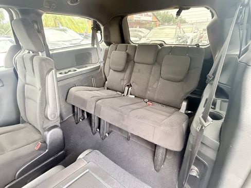 Used 2016 Dodge Grand Caravan SXT w/ UConnect Hands-Free Group FWD image 12