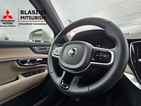 Used 2025 Volvo XC90 B6 Plus image 34