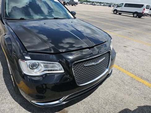 Used 2018 Chrysler 300 Touring L RWD image 2