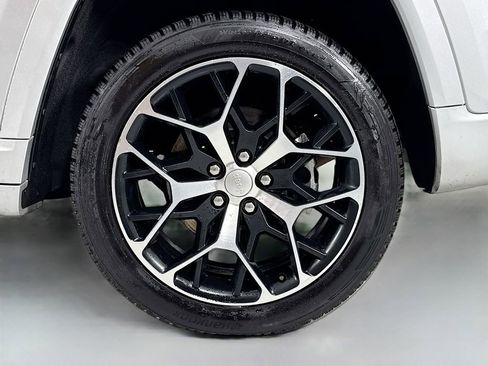 Used 2023 Jeep Grand Cherokee Summit AWD/4WD image 10