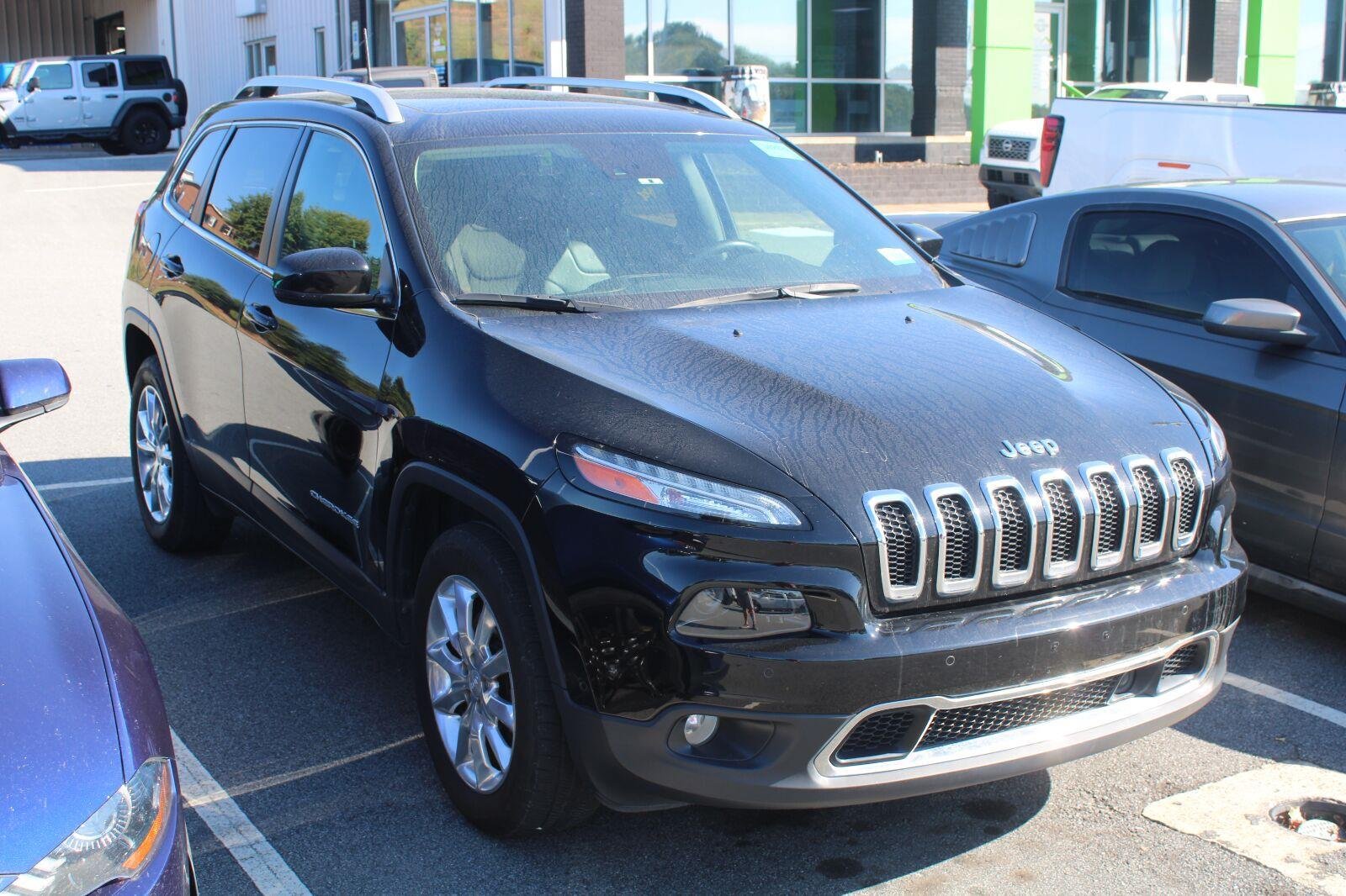 Used 2017 Jeep Cherokee Limited w/ Technology Group AWD/4WD image 3