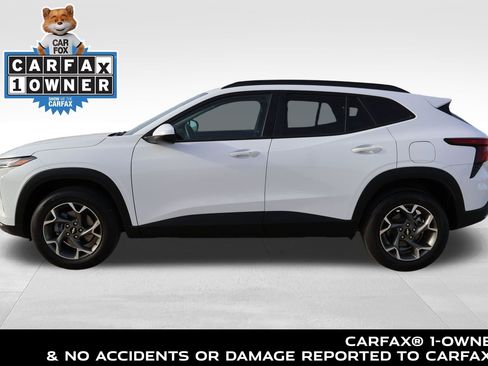 Used 2025 Chevrolet Trax LT w/ LT Convenience Package image 2