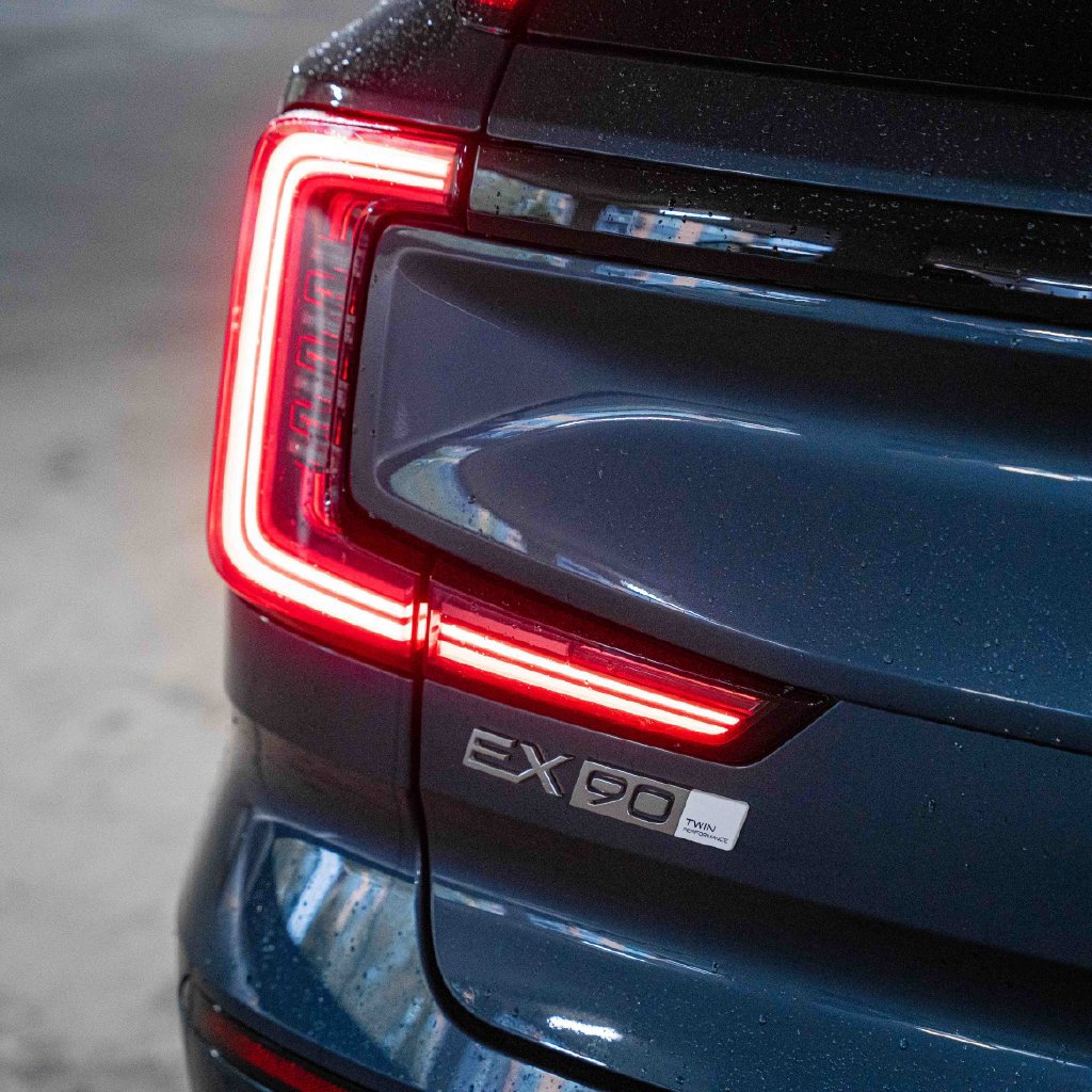 Certified 2025 Volvo EX90 Plus AWD/4WD image 7